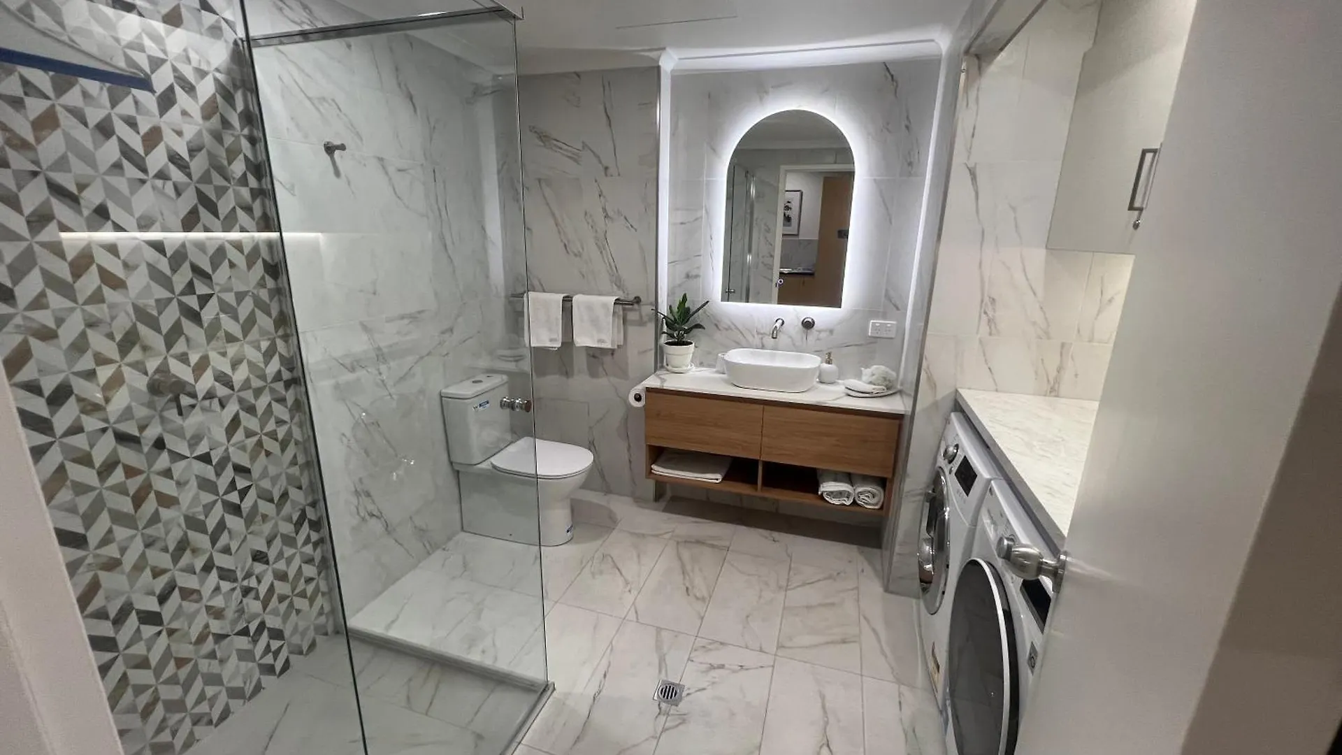 Adelaide Cbd Apartment - 3Br, 2Bath & Carpark