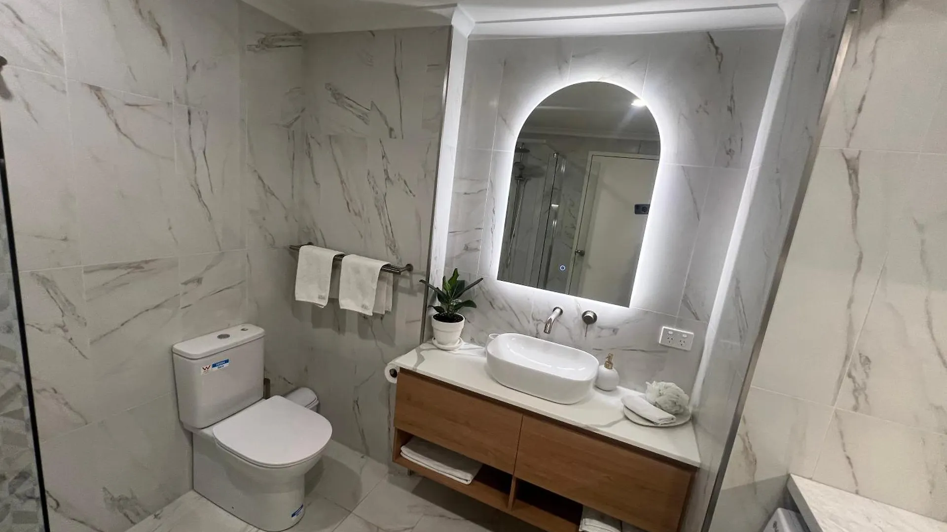 Adelaide Cbd Apartment - 3Br, 2Bath & Carpark